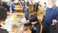 ５年生陶芸学習の様子２　赤沼先生と